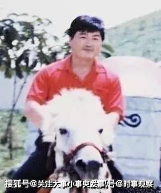 包戴|偶遇李佳琦妈妈做美甲,穿连衣裙雍容华贵,背名包戴名表尽显阔气