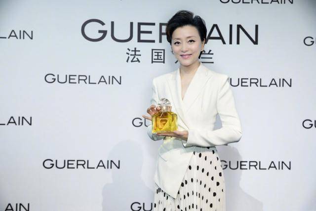 杨澜|52岁杨澜＂出山＂回主持台！穿性感礼服惊艳开场，比＂浪姐＂美