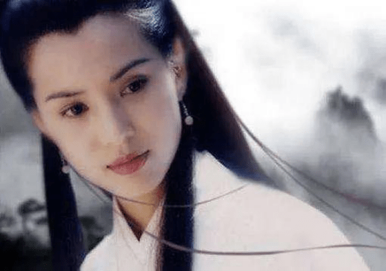 商演|李若彤一场商演捞金35万?54岁的她现身商演,身材保持线条完美