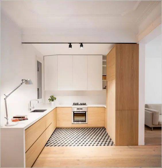 高柜|厨房不实用怪自己，灶台侧面没留空30公分，定制高柜将厨电嵌中间