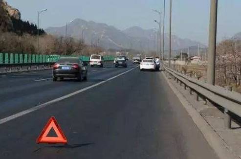 什么叫紧急停车带 edf92c49259b4f32b85d7d76a6e8dd11.jpeg