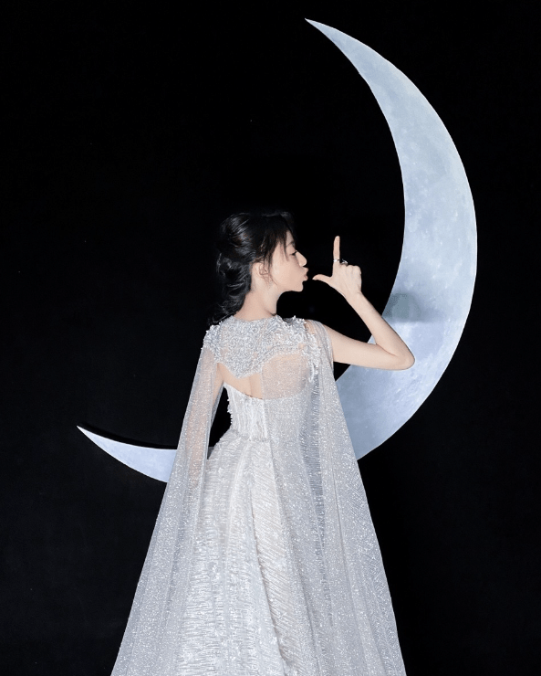服装|吴谨言到底有多瘦？常规服装都要露出小蛮腰，网友：太“心机”了