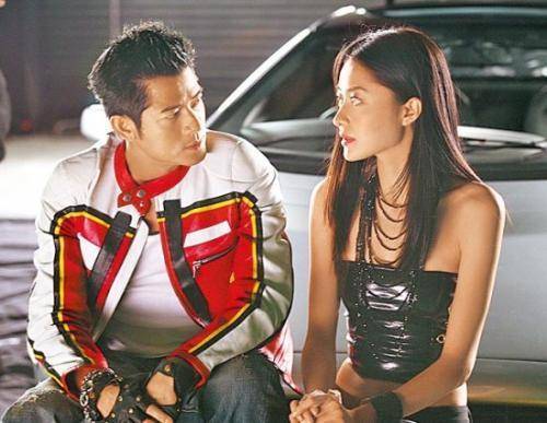 腹肌|40岁熊黛林晒素颜照超惊艳，有6块腹肌不像两女之母