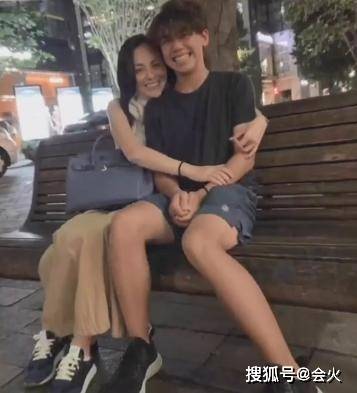 50岁王琳与儿子同框似姐弟，儿子因单亲早熟敏感