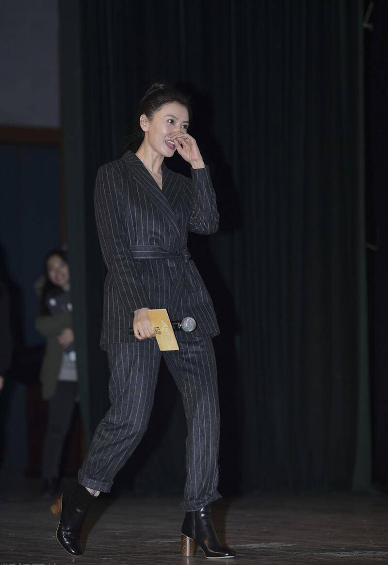 刘涛|刘涛和高圆圆罕见同框，同穿黑色裤子，却美出了不一样的效果