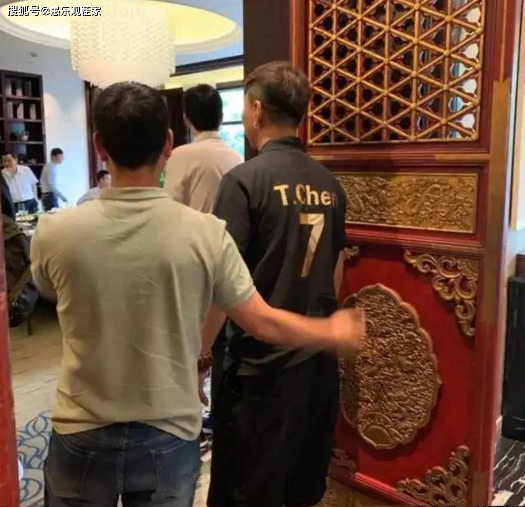 陈羽凡罕见现身，染黄发戴耳环，44岁的他也难逃