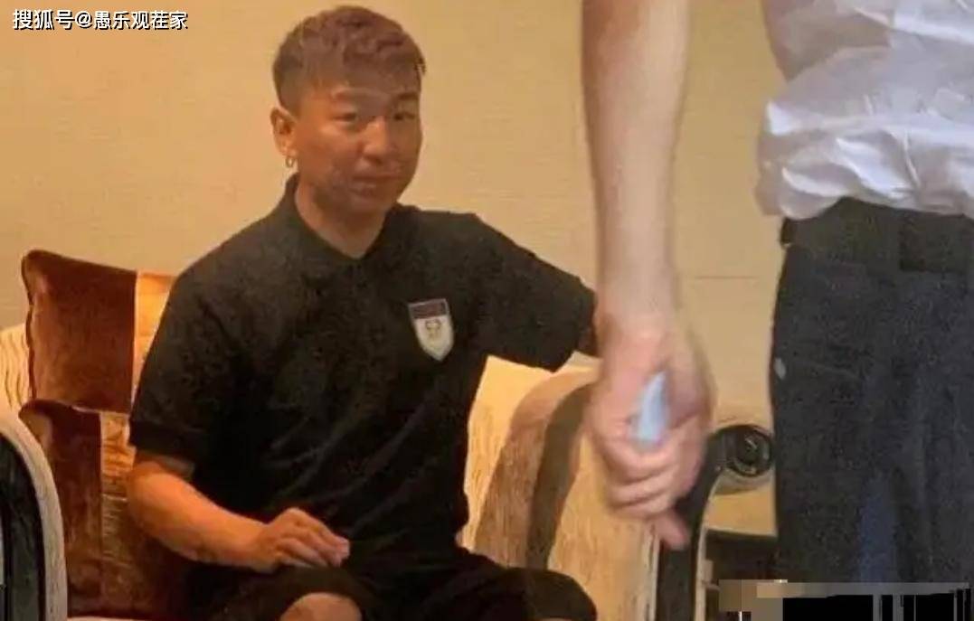 陈羽凡罕见现身，染黄发戴耳环，44岁的他也难逃