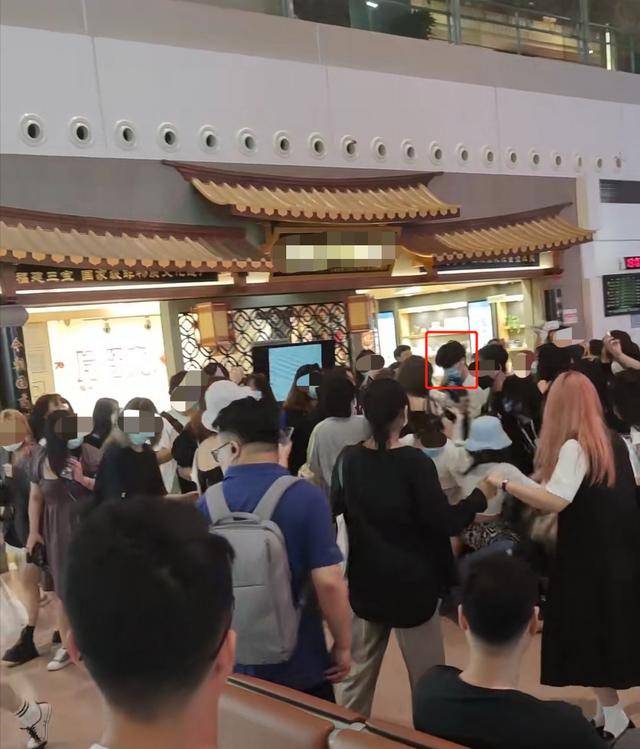 大张伟机场被跟拍，随行助理一巴掌打掉对方手