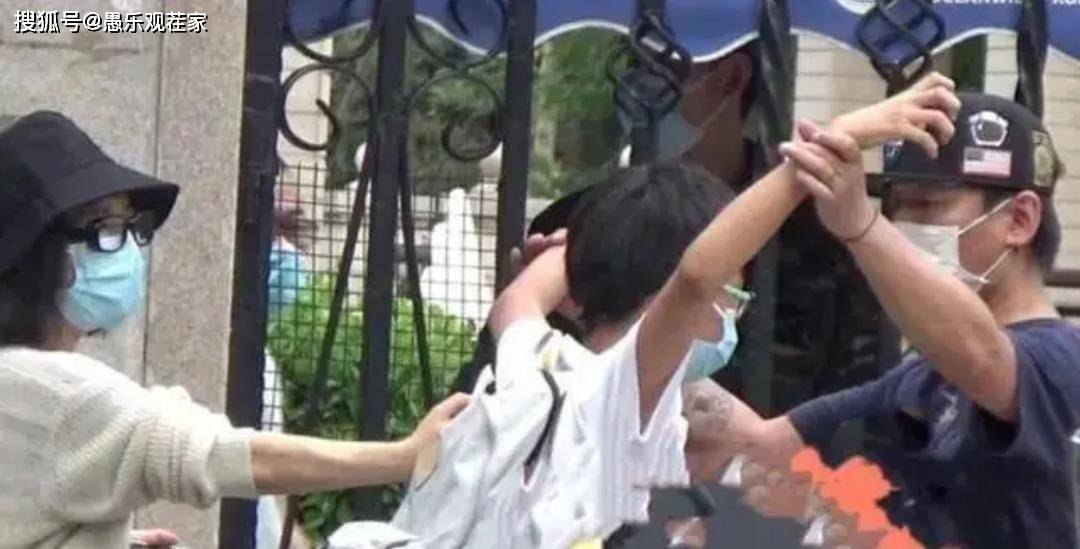 陈羽凡罕见现身，染黄发戴耳环，44岁的他也难逃