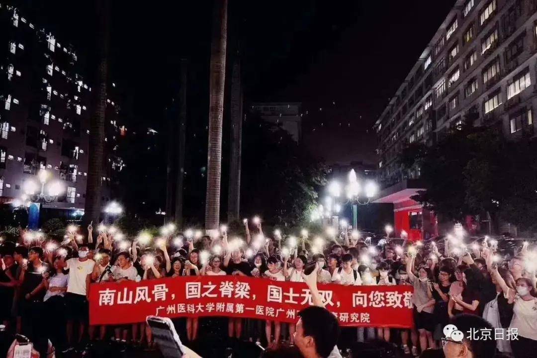 真·大型追星现场!钟南山凯旋,昨夜这一幕刷屏了