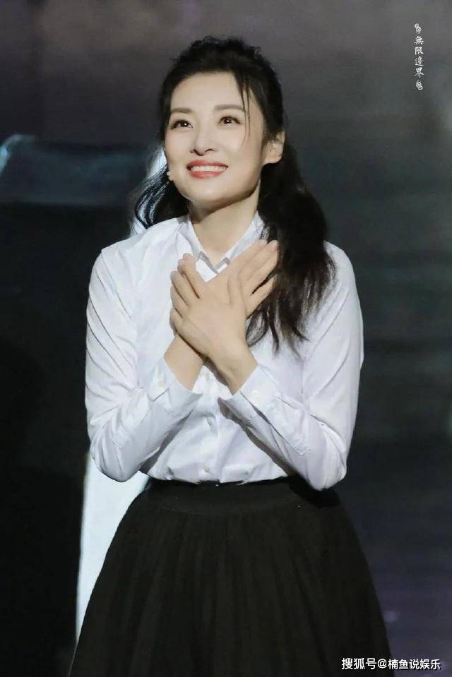 春晚|曾连续16年主持春晚的周涛，52岁状态似少女，岁月真的从不败美人