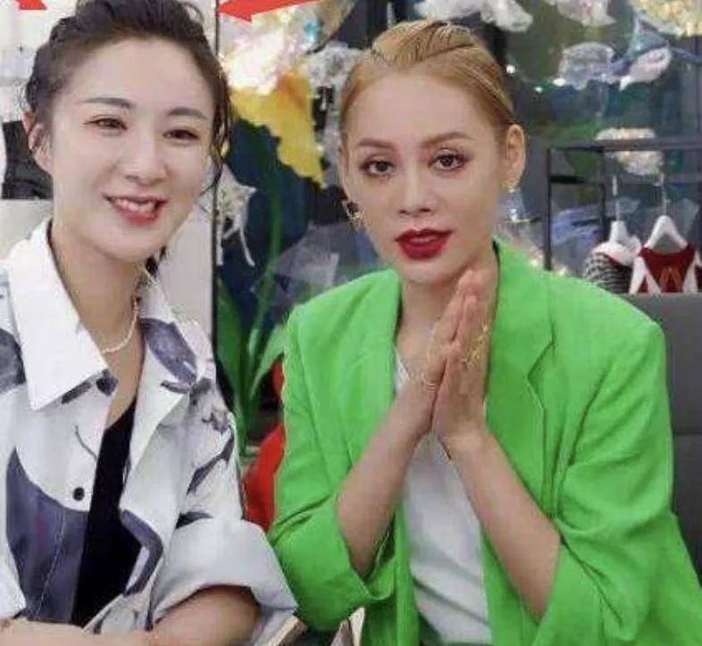 皮相|景甜在直播间美出新高度，张天爱却原形毕露、无力回天，美貌厮杀太残酷