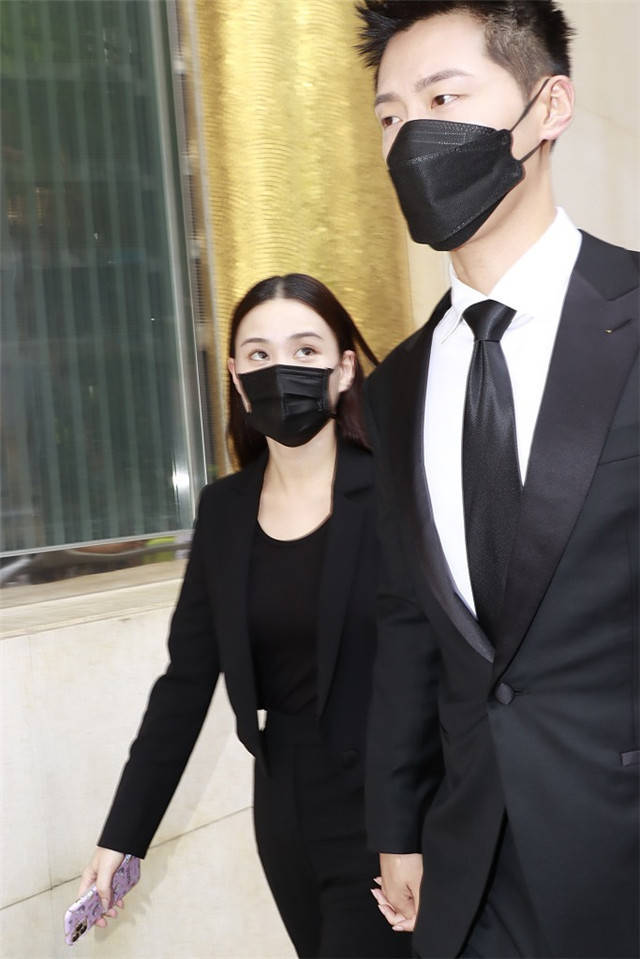 何超莲窦骁合体现身机场，赌王千金再现“望夫