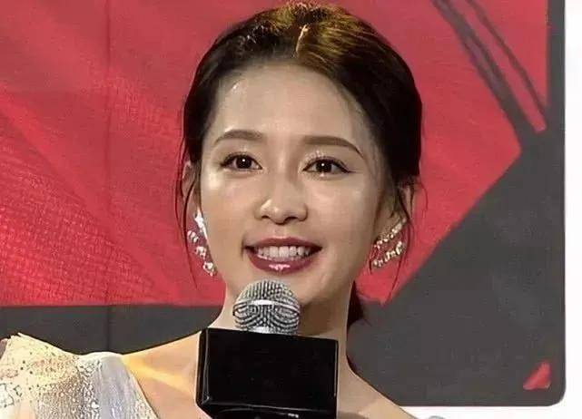 皮相|景甜在直播间美出新高度，张天爱却原形毕露、无力回天，美貌厮杀太残酷