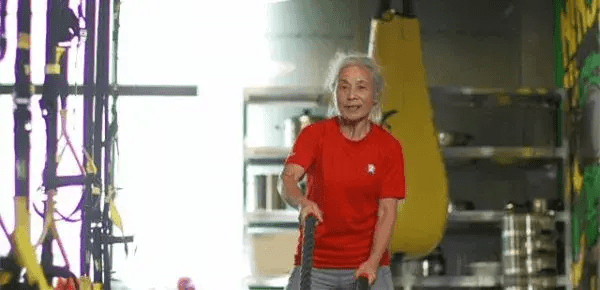 70岁奶奶3个月减重28斤,练出马甲线!引健身房小伙惊呼