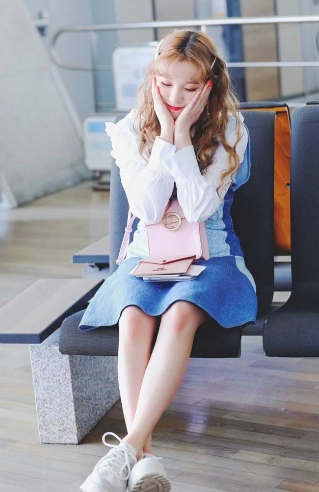 宋雨琦重返校园只穿一条安全裤就自拍，看到腿，未成年们羞红脸！-搜狐大视野-搜狐新闻