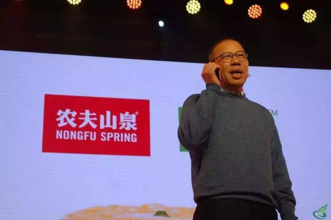 小辣椒|靠卖矿泉水，这个大佬做了半小时的首富