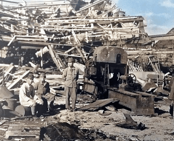 日本广岛原子弹爆炸老照片7万人瞬间蒸发孩子在废墟上哭泣