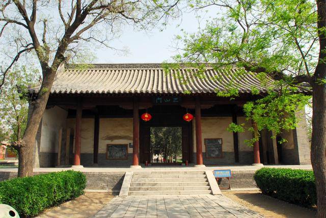 北岳庙自南北朝北魏时迁于今址,自宣武帝景明,正始年间(公元500-512年