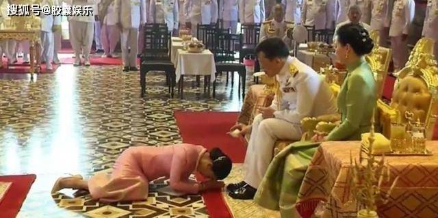 帕公主比苏提达更谦卑,匍匐地上对诗琳通行礼,为了王储位真不易