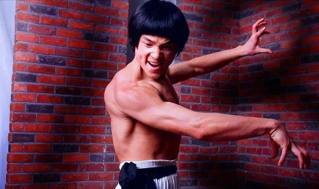 假拳|原创现代李小龙叫板杨建平：据说武僧一龙打假拳，我相信你也是
