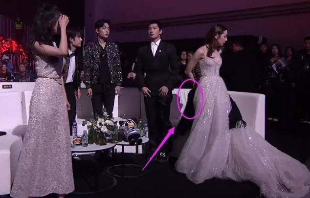 热巴|穿性感衣服?宋祖儿频繁捂胸,江疏影捂腿,看到热巴脱外套太美了