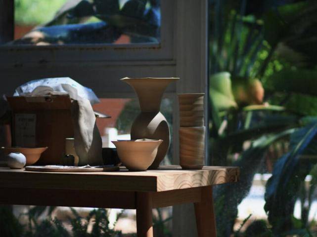 小动作|张大奕四个小动作，秒变大长腿，董花花做陶艺，一副岁月静好模样