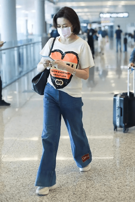 气质|57岁关之琳罕见露面,穿T恤配阔腿裤气质清秀,梳波波头更减龄