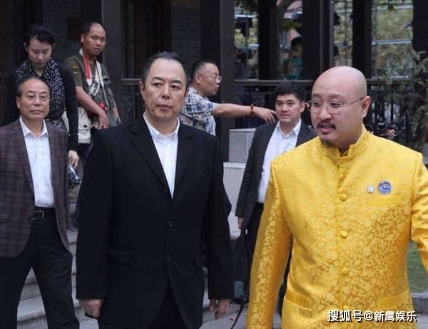 张铁林停车占公道与保安争执,网友:真当自己是皇上?