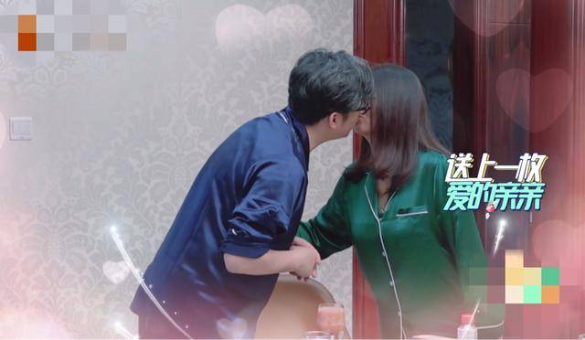 李湘王岳伦风波后秀恩爱,当众玩亲亲