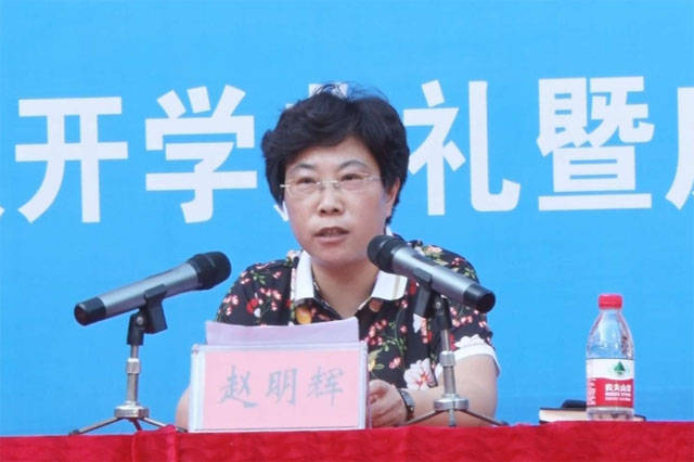 古城办事处党工委赵明辉书记在大会上对城区四初中取得的成绩给予肯定