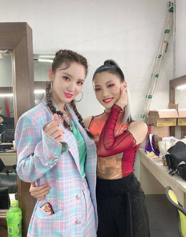 张萌追星失败，没好意思跟王一博合影，但手绘