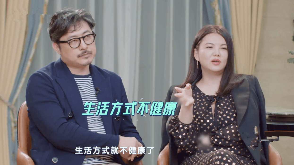 王岳伦殷勤给老婆烤肉煎鸡蛋，李湘奖励亲吻一