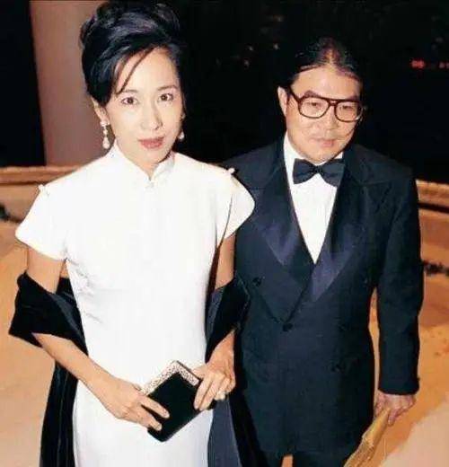 8年|原创郭晶晶拼4胎传闻破灭,霍启刚亲口否认,公婆回答暴露郭晶晶地位