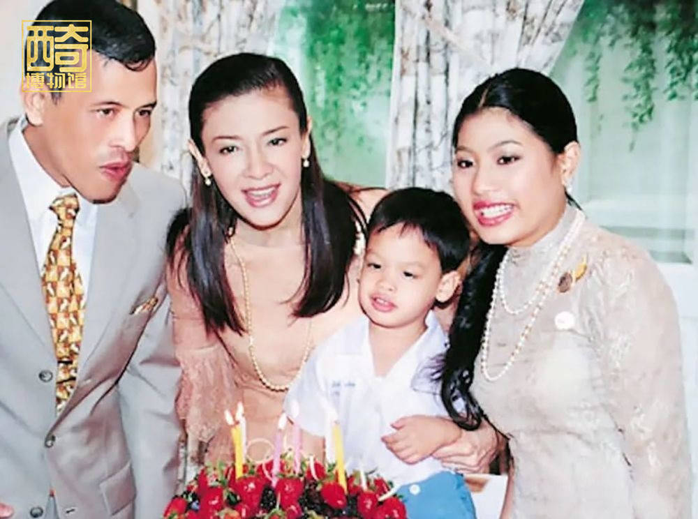 拉米|原创15岁泰王小儿子出行排场大，保镖跪行跟随，女友相伴在侧