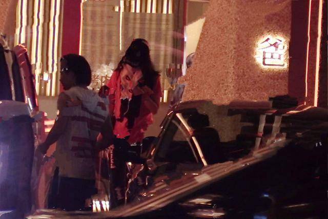 羽绒服|章子怡一家吃烤肉！国际章全副武装一路低头，放飞自我生怕被认出