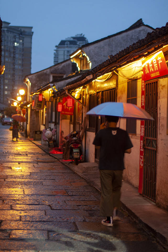 浙江绍兴雨后的街道湿漉漉,更显江南之美!