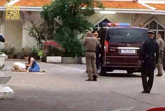 拉米|原创15岁泰王小儿子出行排场大，保镖跪行跟随，女友相伴在侧