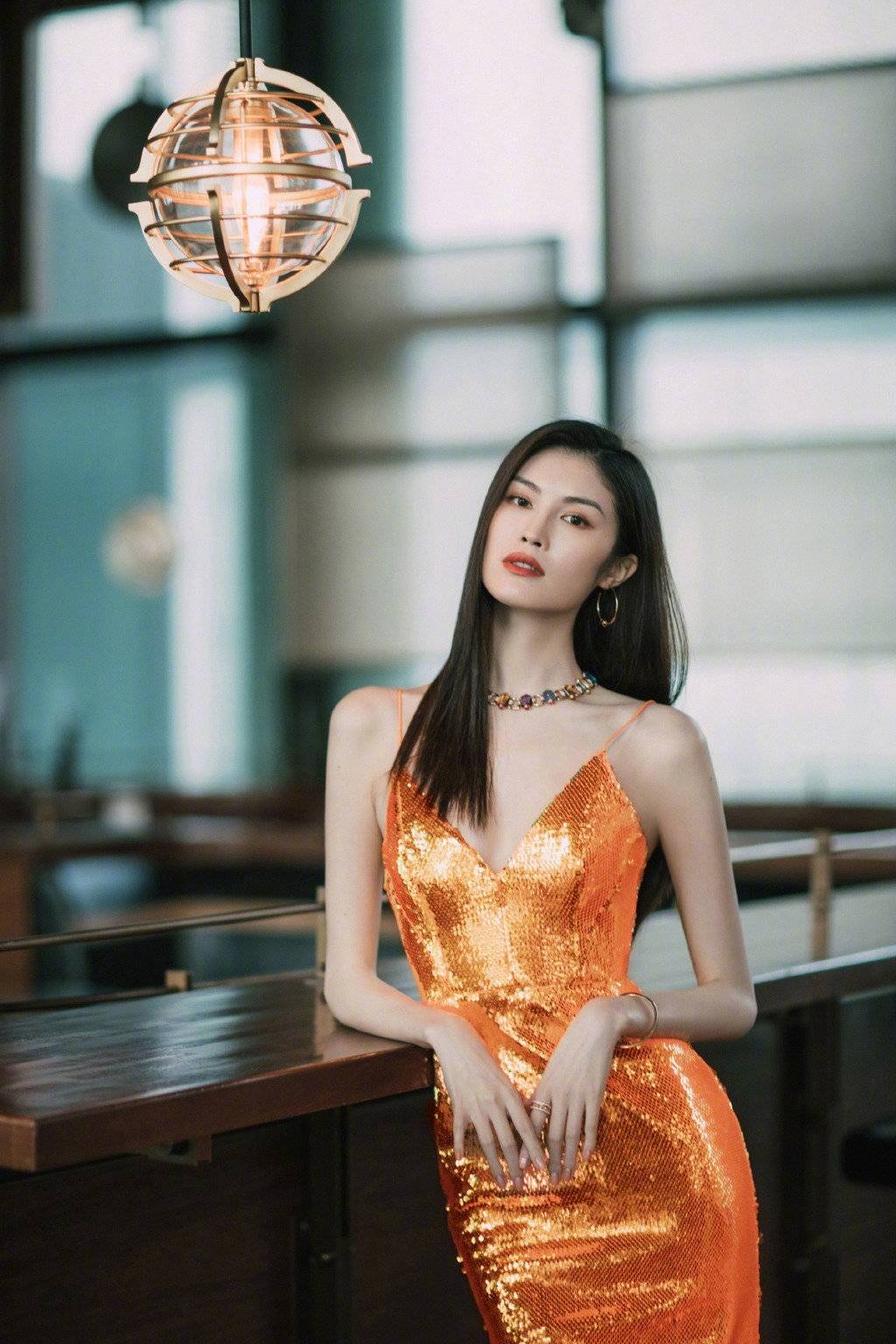 气质|何穗真是个时髦精，穿V领花朵针织衣大方明媚，女神范儿十足