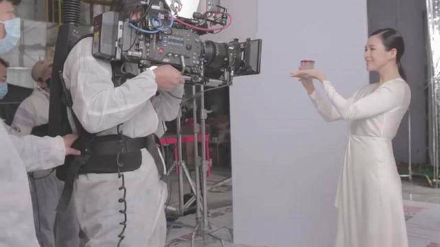 羽绒服|章子怡一家吃烤肉！国际章全副武装一路低头，放飞自我生怕被认出