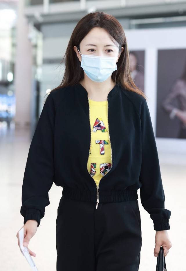 杨童舒|《以家人之名》中的“陈婷”现身，穿黑色运动装显低调，本人很美