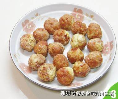 肉丸子|鲜嫩多汁，色泽诱人，一口一个停不下来炸好的丸子多加这一步