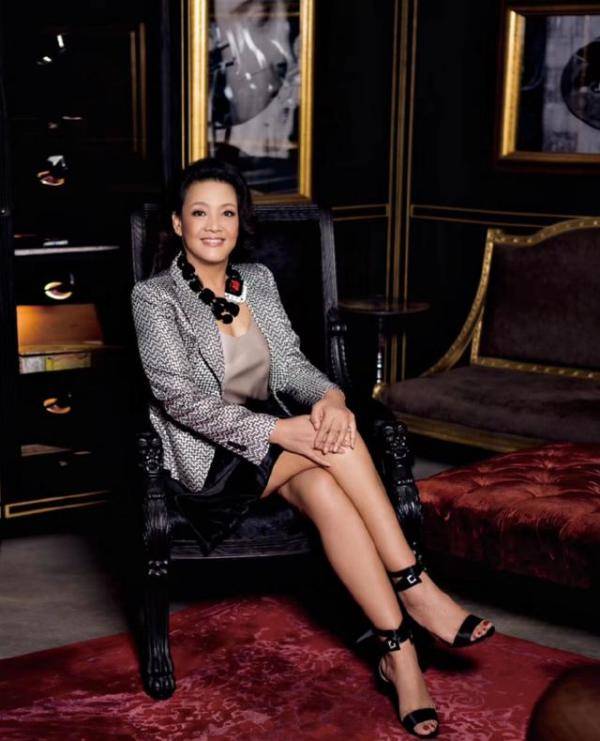 服装|大S的婆婆真会保养，就算吃大蒜都很优雅，这样的女人还挺有魅力