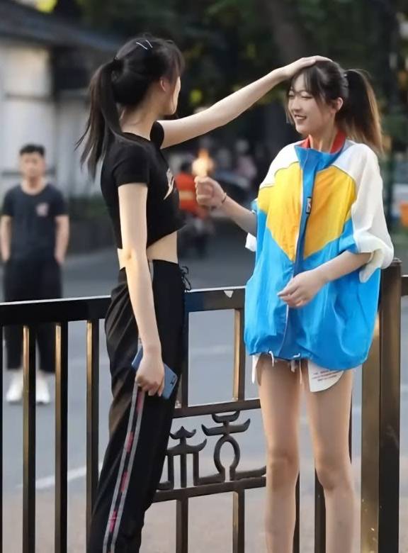 八分裤|别人穿太长的裤子,在小姐姐身上成了“八分裤”,身高是硬伤