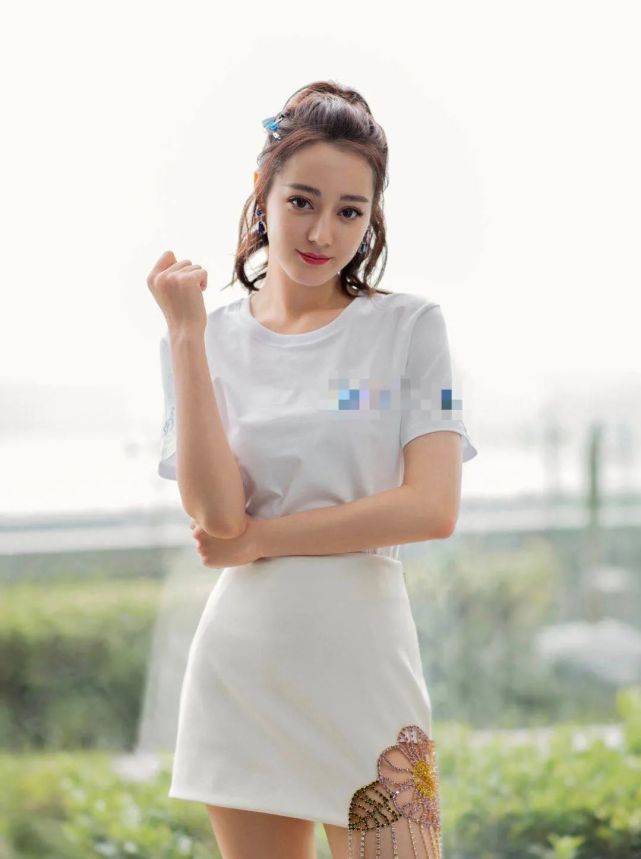 心机|迪丽热巴太会穿，简单白T配心机“流苏”裙，腿长貌美真吸睛