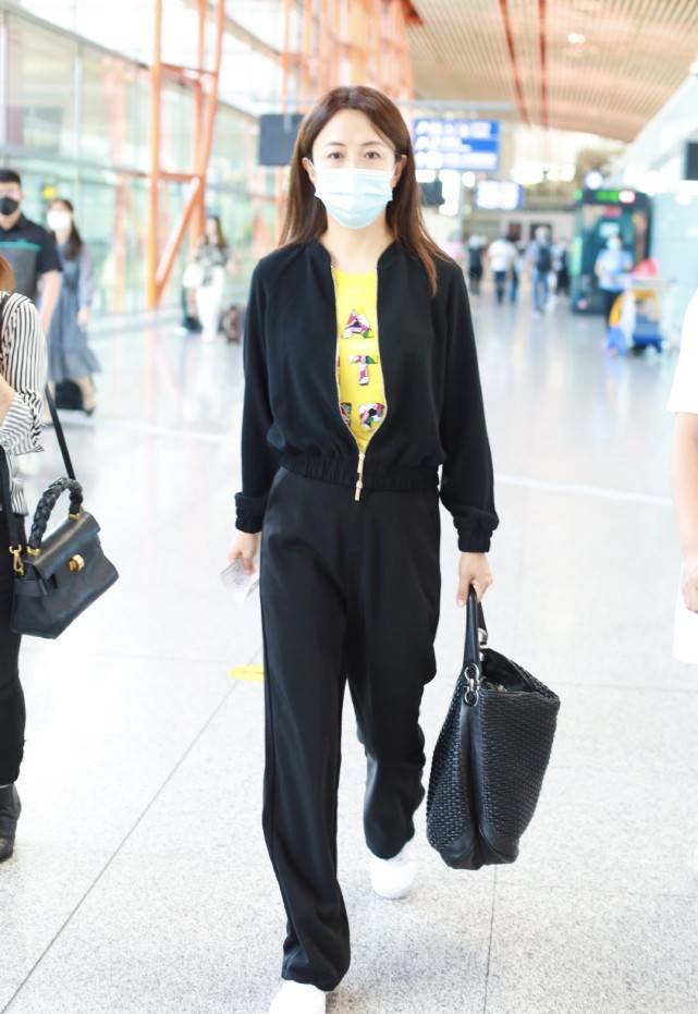 杨童舒|《以家人之名》中的“陈婷”现身，穿黑色运动装显低调，本人很美