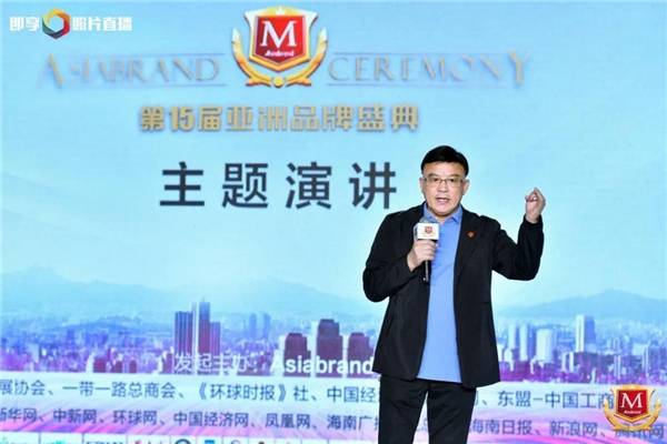 商务|利郎“商务”理念创新升级 荣获“2020年度引领时尚新商务男装品牌”殊荣！