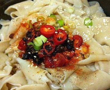 油泼面的正宗做法大全 14dd7e3151b84e73a7e9bc0fbcef16f6.jpeg