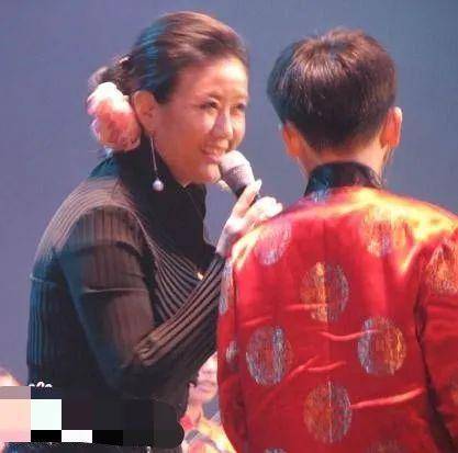 富豪|原创曾是“东方美人”的央视一姐，嫁大10岁富豪隐退，66岁胖成贾玲