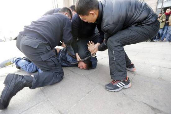 原创为什么警察开车抓人要拉警报,不怕坏人听见逃跑吗?